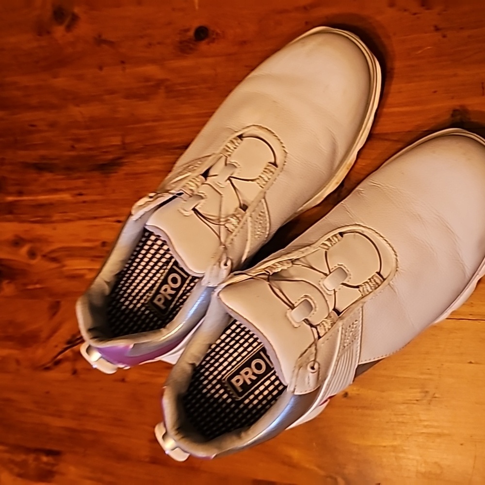 Golf shoes